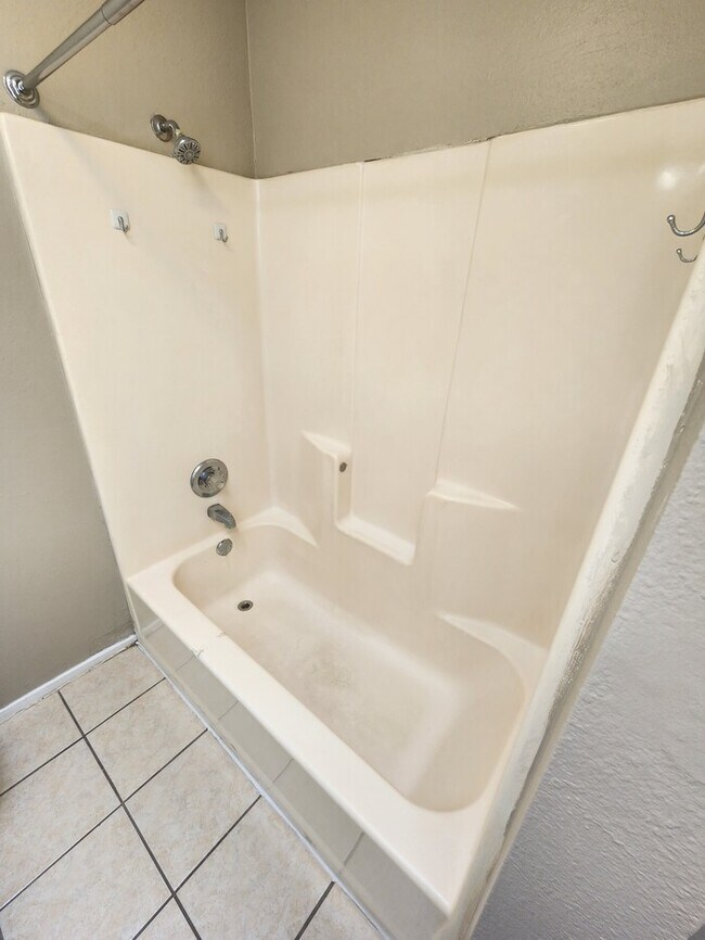 Building Photo - 3 bed 2 bath, 2 story townhome, 2 car garage