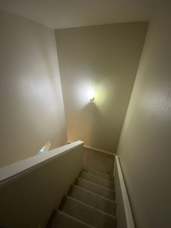 Building Photo - Olympia 3bdr 1.5 bath TOWNHOME 1 car garage 1 PET WELCOME