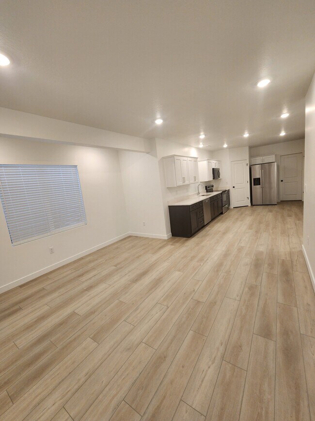 Building Photo - 608 W Domanick Wy