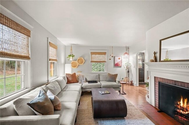 Building Photo - 80 Lakeshore Dr