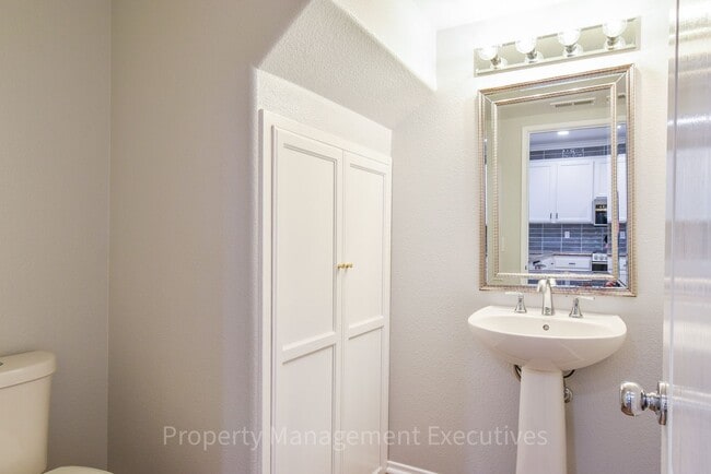 Building Photo - Beautiful 4 Bed, 3.5 Bath Townhouse