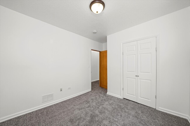 Building Photo - Newly Remodeled 4-bed 2nd-floor unit