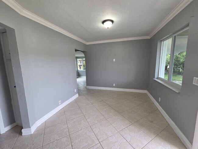 Building Photo - 5720 Cleveland St