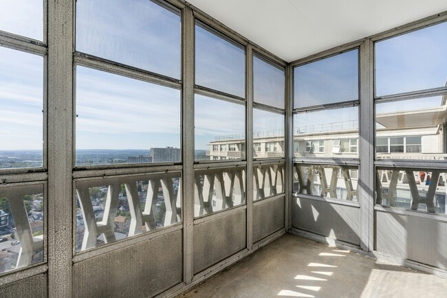 Building Photo - 2000 Linwood Ave