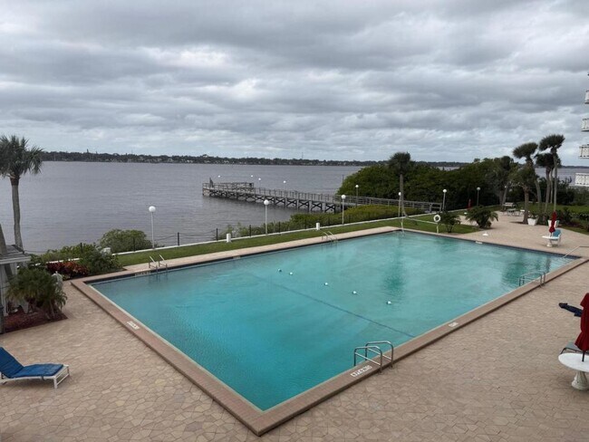 Building Photo - 925 N Halifax Ave