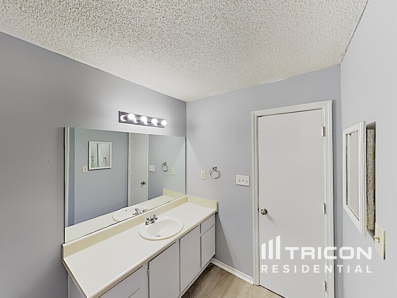 Building Photo - 4010 Sharon Woods Dr