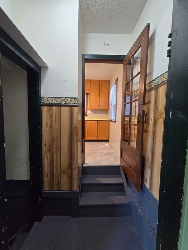 Building Photo - 3 bedroom, large privacy fenced in yard, oversized garage