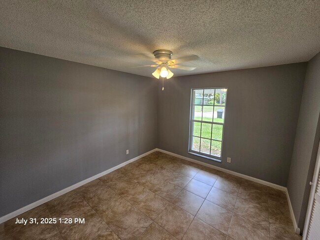 Building Photo - 329 NE Cullman Ct