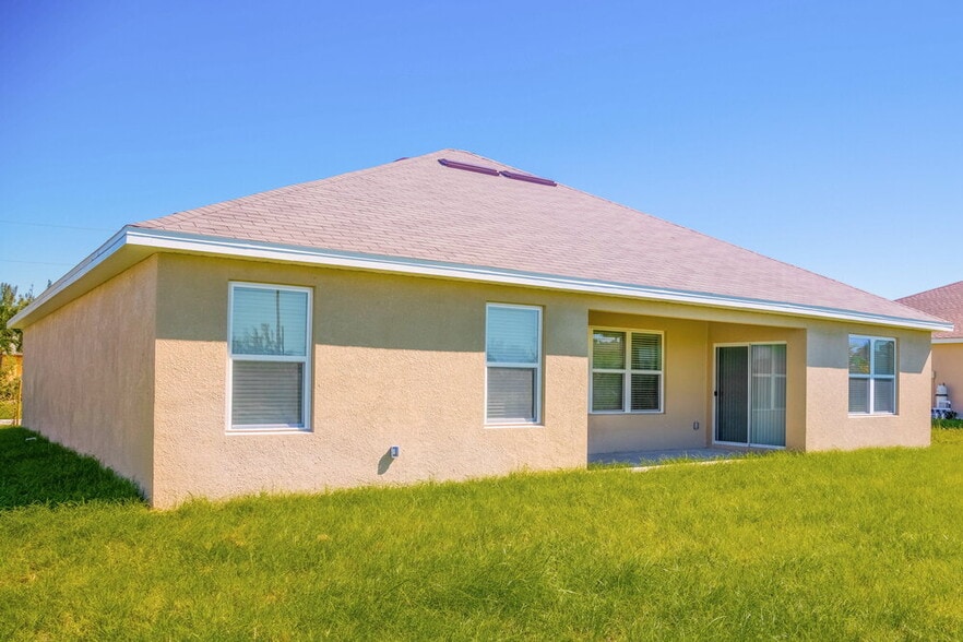 Building Photo - 2520 SW 15th Pl