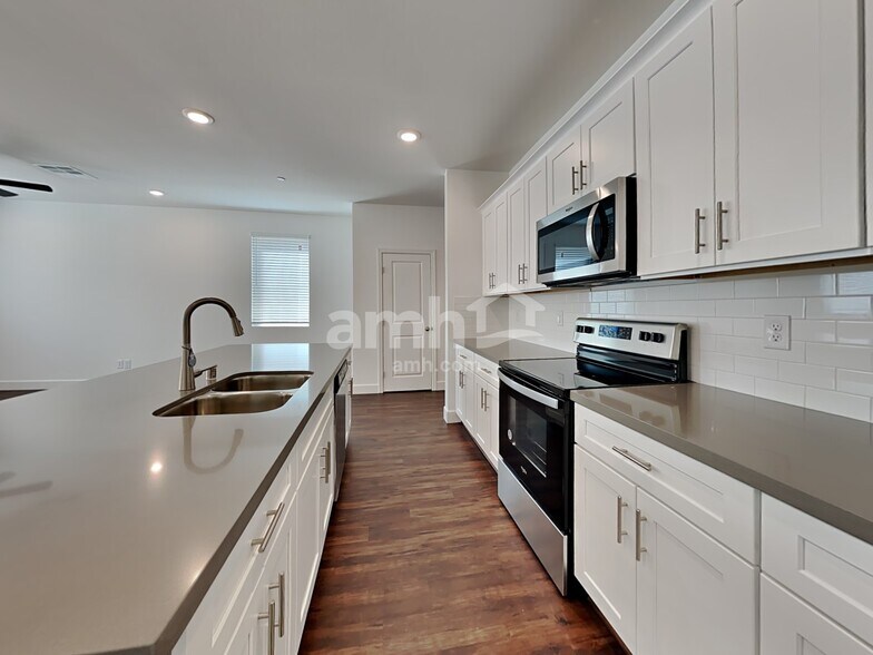 Building Photo - 285 Yasmin Daylily Place