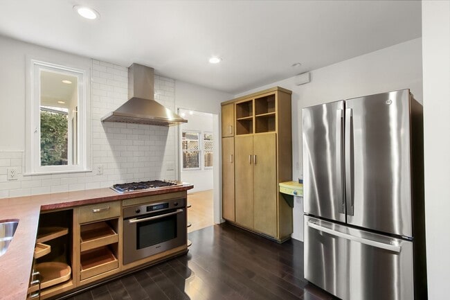 Building Photo - Downtown Davis Cottage-Available for Spring Move In