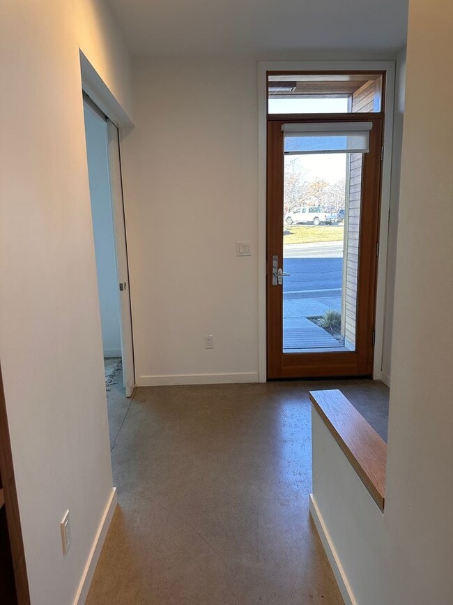 Building Photo - 3 Bedroom 3.5 Bath River Views - Walk to Old Mill