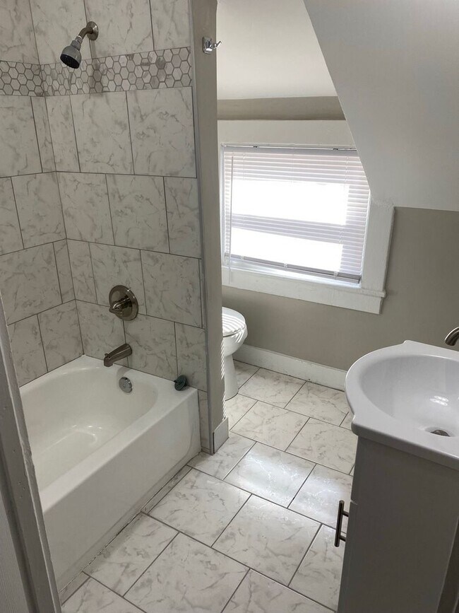 Building Photo - Freshly Renovated 2BR Duplex in the Heart of Portsmouth!