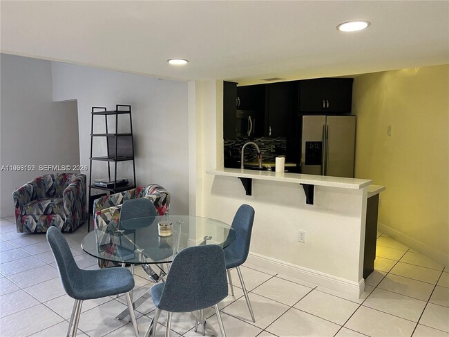 Building Photo - 9403 Fontainebleau Blvd