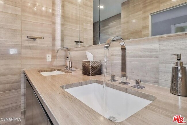 Building Photo - 900 W Olympic Blvd