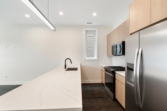 Building Photo - 412 E 50th Pl
