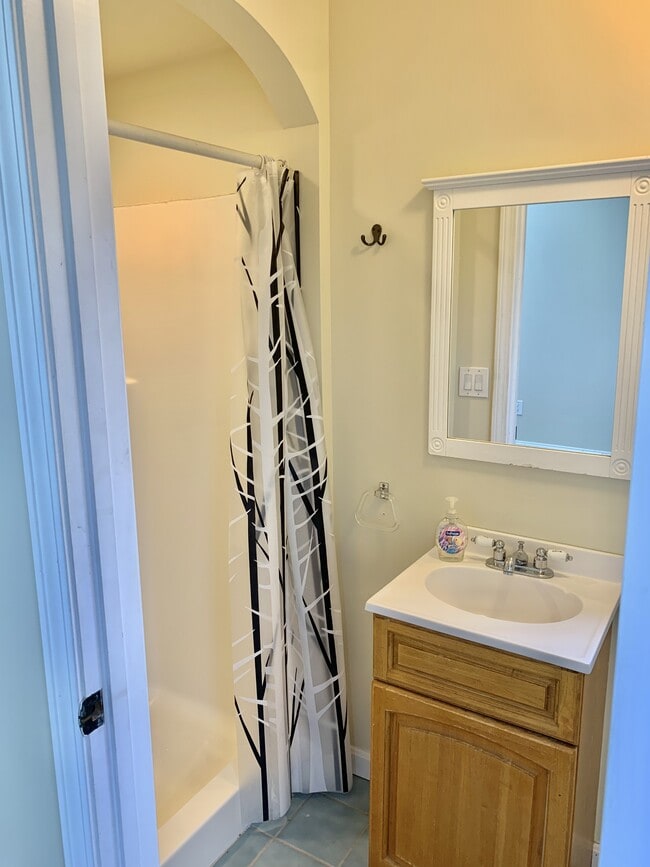 Building Photo - 756 Stream Rd