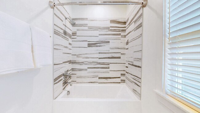 Building Photo - Franklin Gem Walking Distance to Downtown!