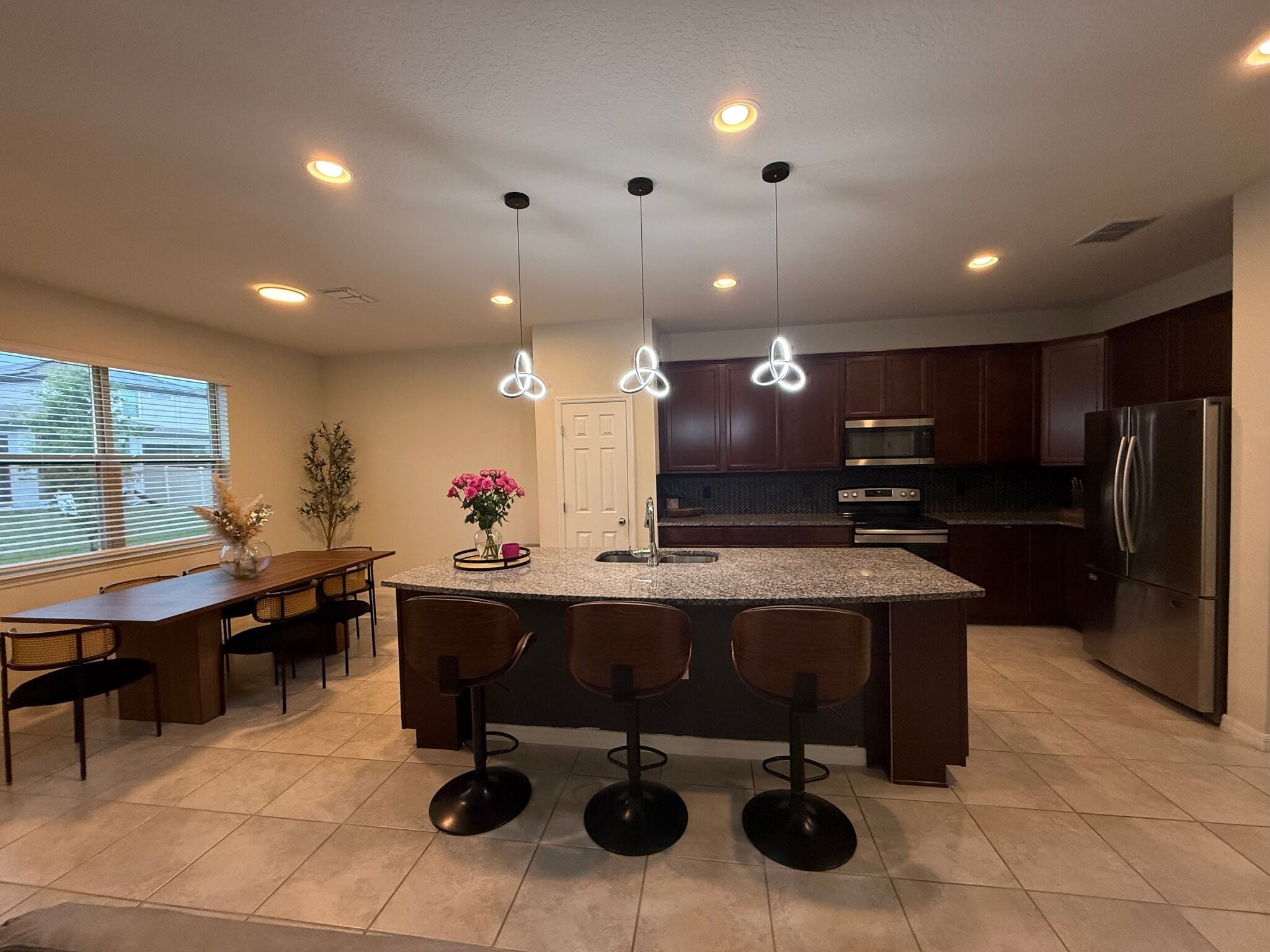 Building Photo - 2643 E Lake Pointe Dr