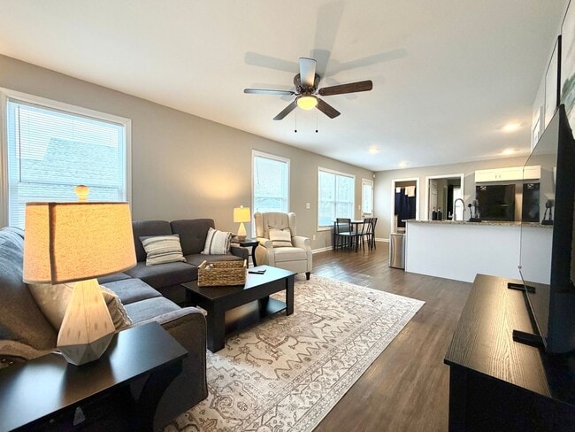 Building Photo - 925 Woody Hills Dr