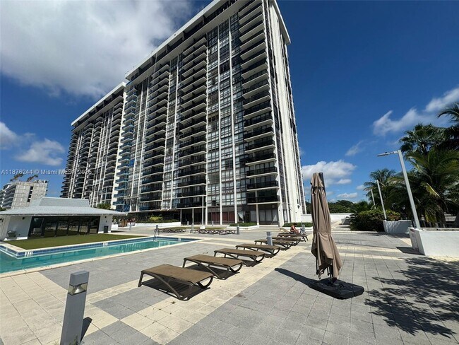 Building Photo - 600 NE 36th St