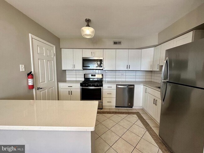 Building Photo - 15 Buttonwood Rd