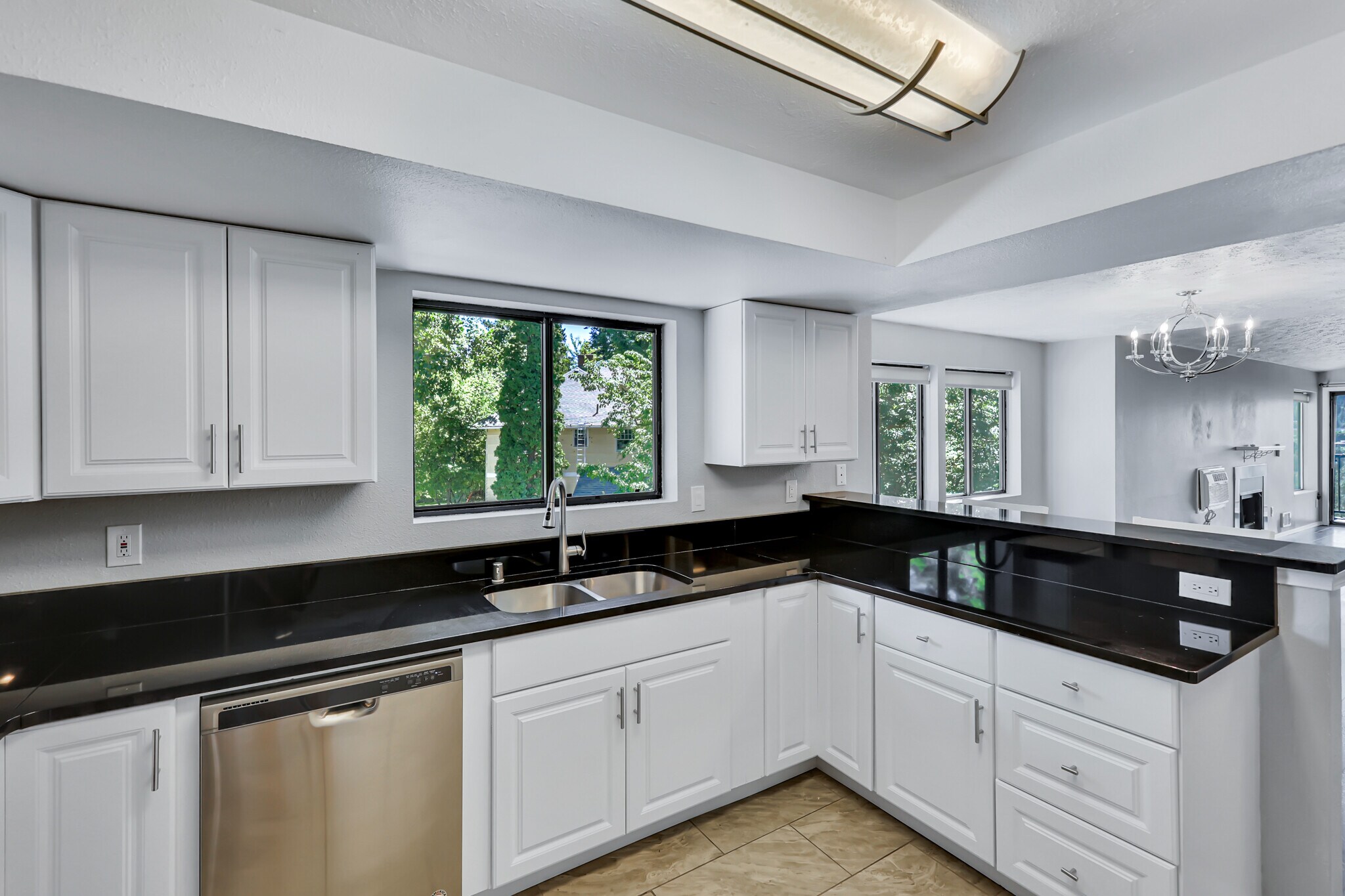 Building Photo - 162 S Coeur Dalene St