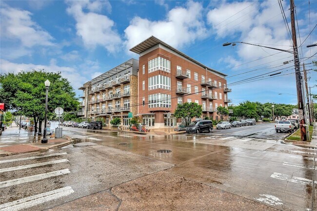Building Photo - 2124 E 6th St