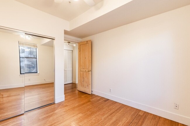 Building Photo - Bright first-floor Pinebrook Pointe condo