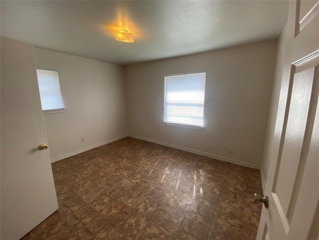 Building Photo - 9414 Heno St