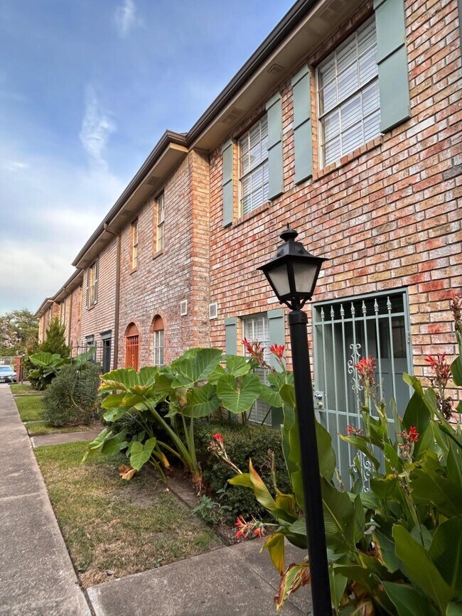 Building Photo - 1715 Moritz Dr