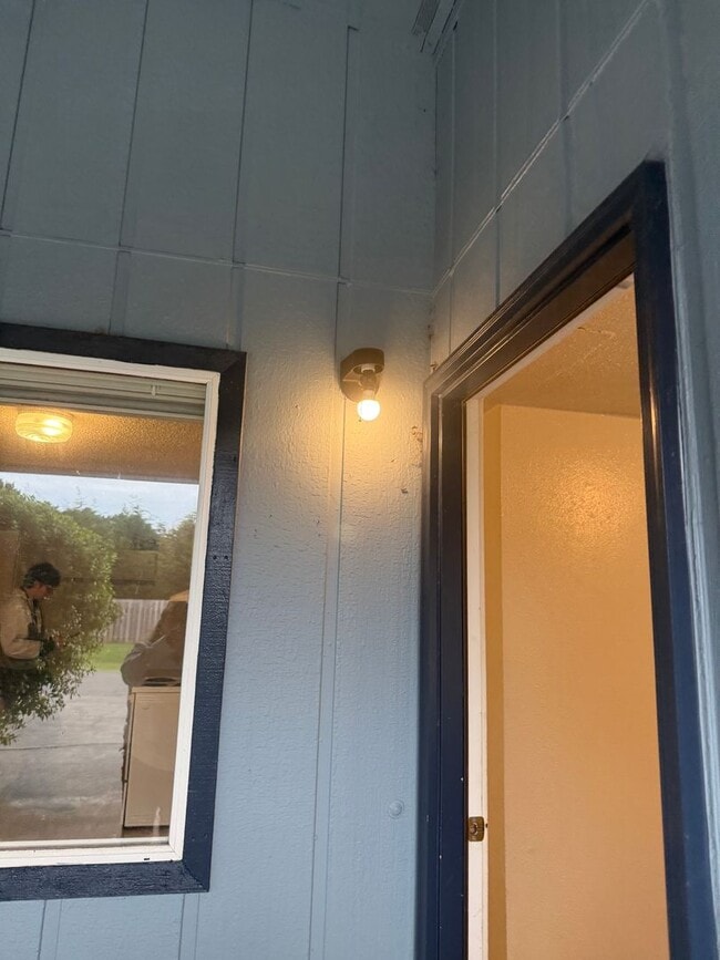 Building Photo - 715 Bluff Ave SW