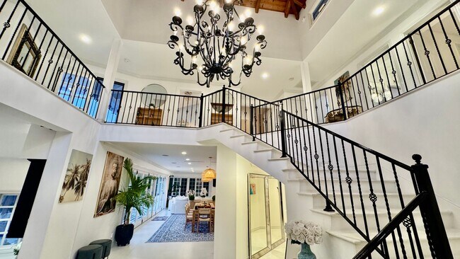 Building Photo - 1423 Floresta Pl