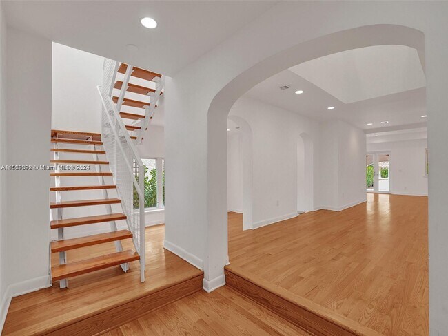 Building Photo - 527 SW 20th Rd