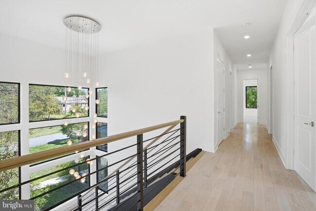 Building Photo - 1513 Oakview Dr