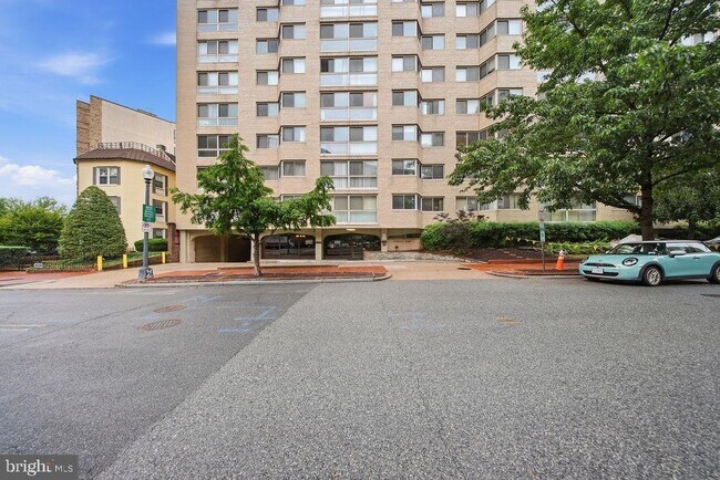 Building Photo - 922 24th St NW