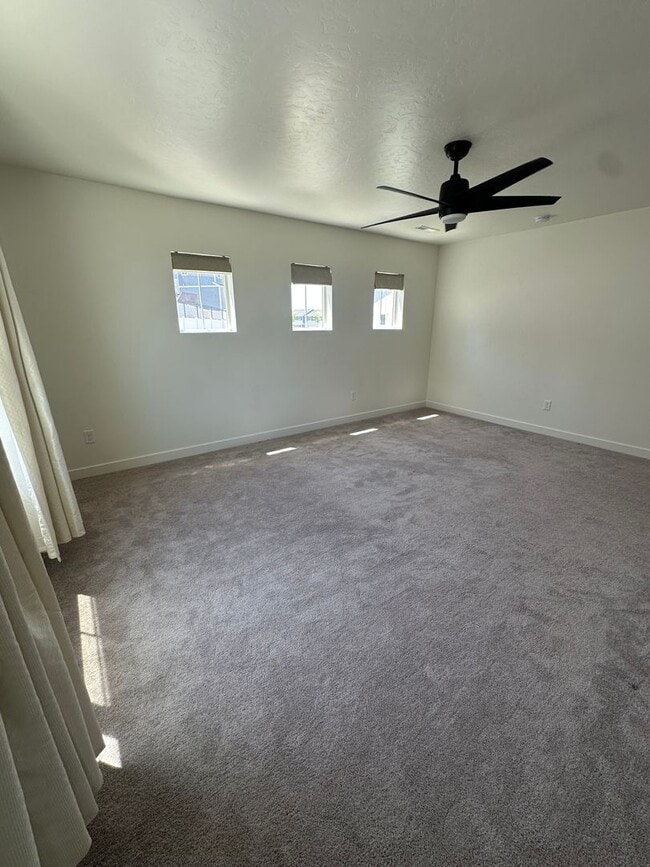 Building Photo - GORGEOUS EAGLE MOUNTAIN TOWNHOME!!!