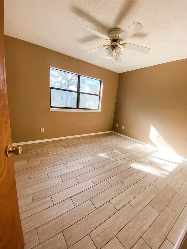 Building Photo - Townhome in Fort Walton Beach!