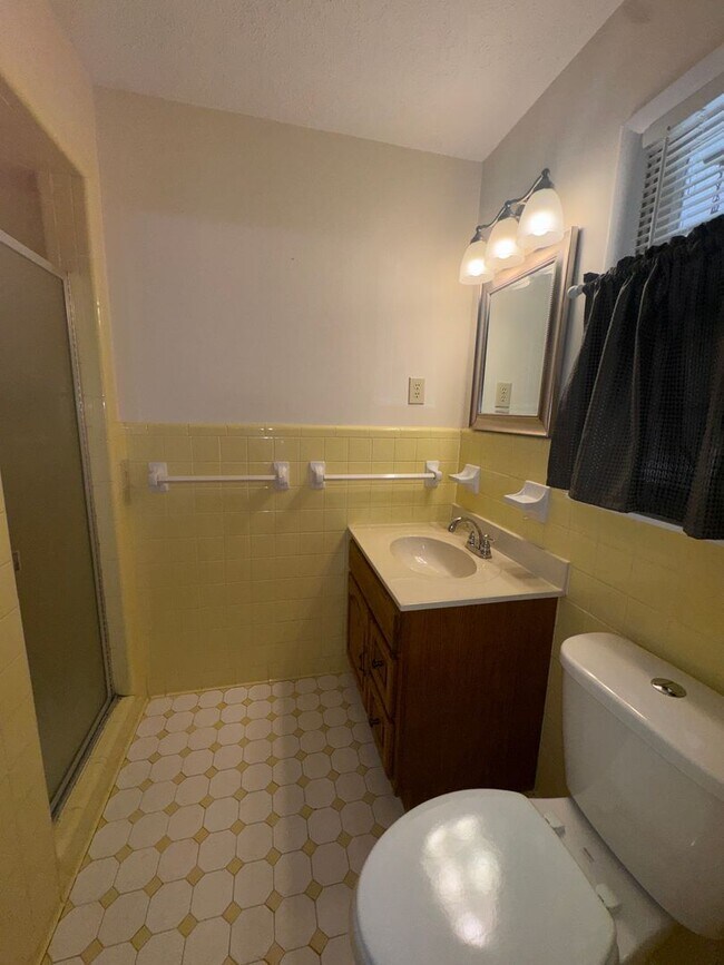 Building Photo - 302 11th St NE