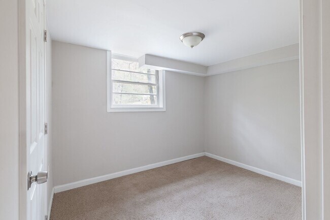 Building Photo - Very Spacious 4/3 w/ Finished Basement in Great Smyrna Location!