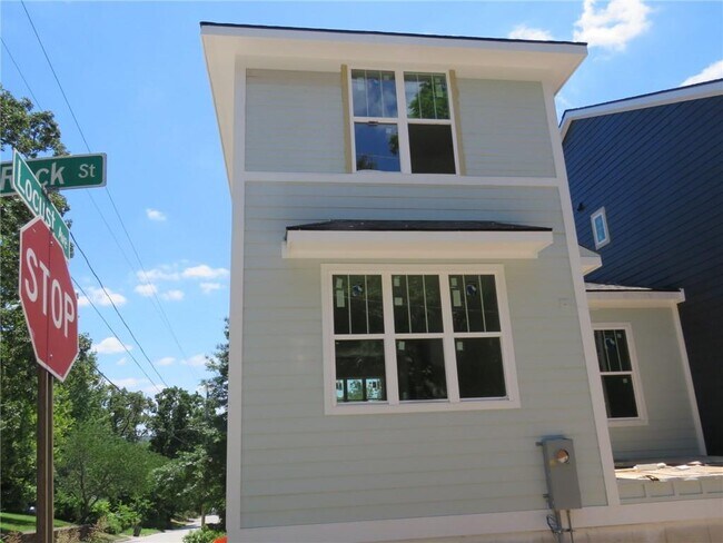 Building Photo - 313 W Rock St