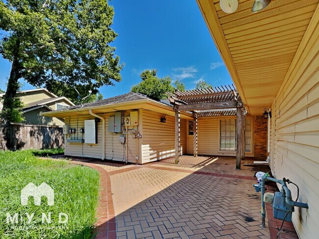 Building Photo - 4003 Highknoll Ln