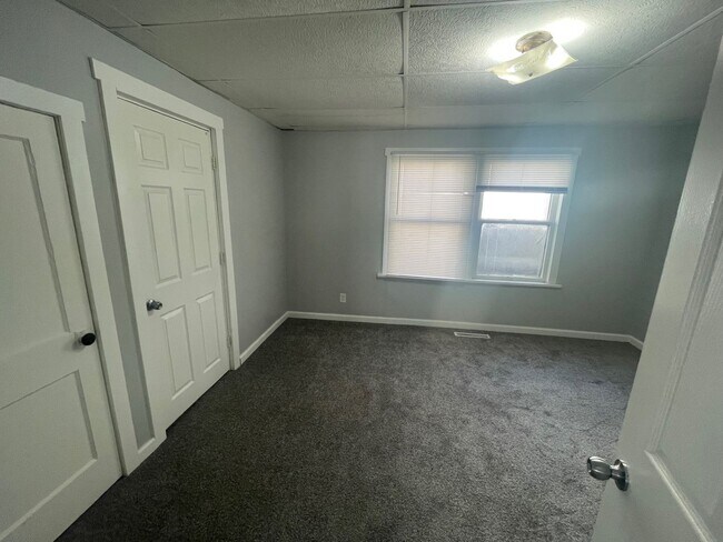 Building Photo - Updated 2 Bedroom House W/ Fenced Yard and...