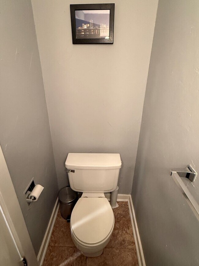 Building Photo - 1515 1/2 S Carson Ave