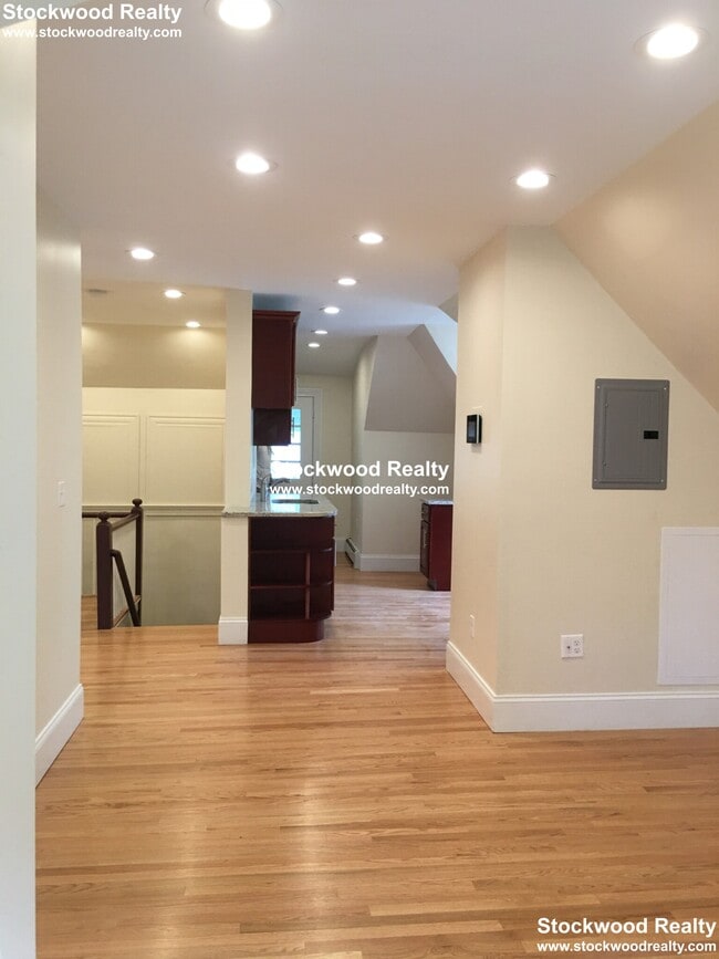 Building Photo - 90 Lyndhurst St
