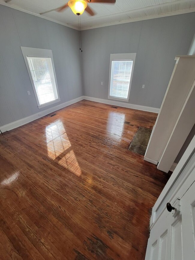 Building Photo - 2 Bedroom/1Bath Home Located  in Burlingto...