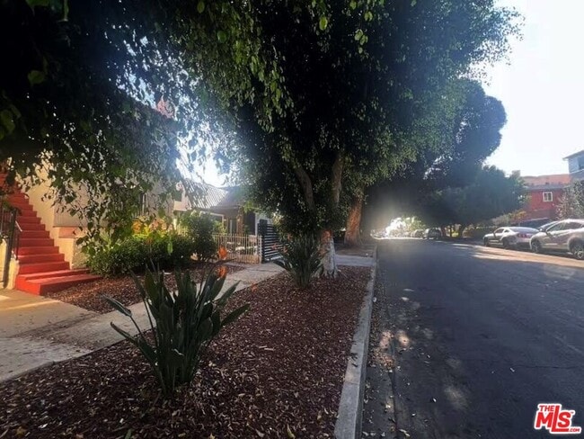 Building Photo - 1306 1/2 S Mansfield Ave