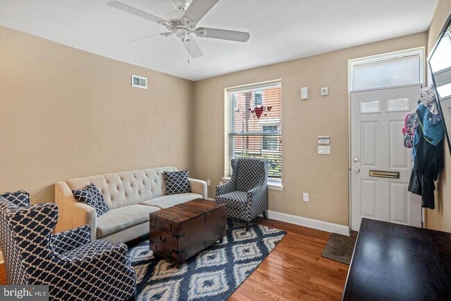 Building Photo - 2422 Kimball St