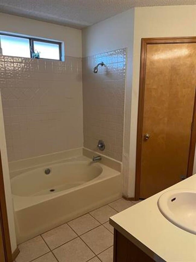 Building Photo - Lovely 3 Bedroom 2 bathroom home with pool