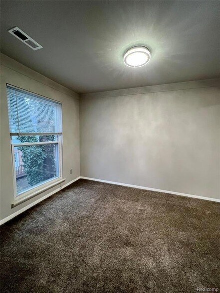 Building Photo - 521 E University Dr